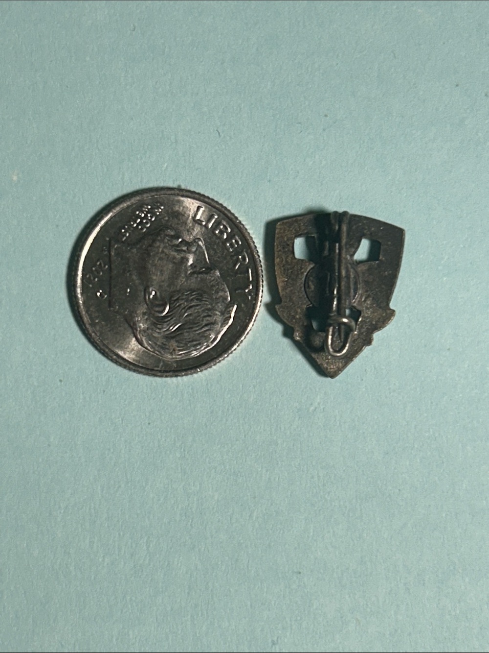 VINTAGE French Girl Scouts badge,or lapel pin - Picture 2 of 2